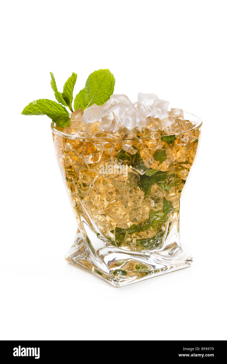 Nahaufnahme einer Mint Julep über zerkleinertes Eis mit Minze und einfachen Sirup auf weißem Hintergrund isoliert serviert. Stockfoto