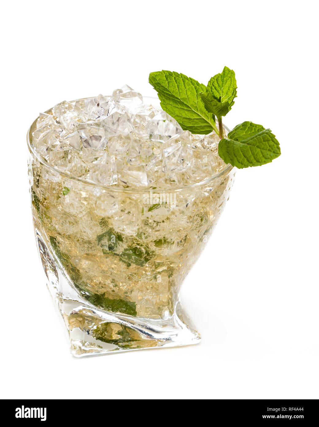 Nahaufnahme einer Mint Julep über zerkleinertes Eis mit Minze und einfachen Sirup auf weißem Hintergrund isoliert serviert. Stockfoto