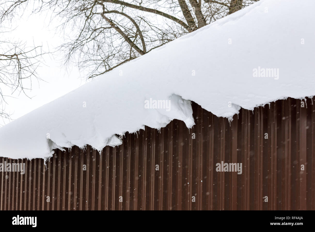 Dach mit Schnee Gesims nach Schneefall. Snow Drift auf dem Dach Stockfoto