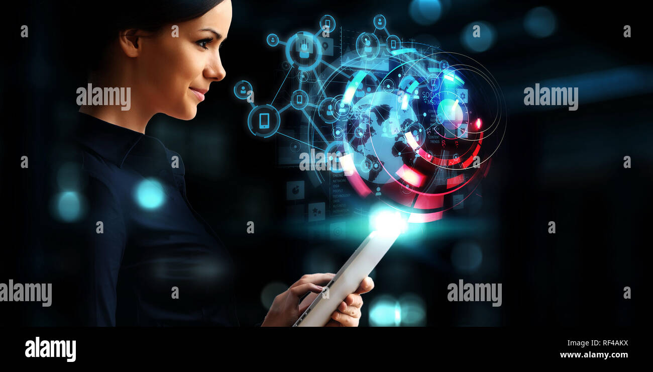 Geschäftsfrau mit tablet pc und digitale Benutzeroberfläche. Mixed Media Stockfoto