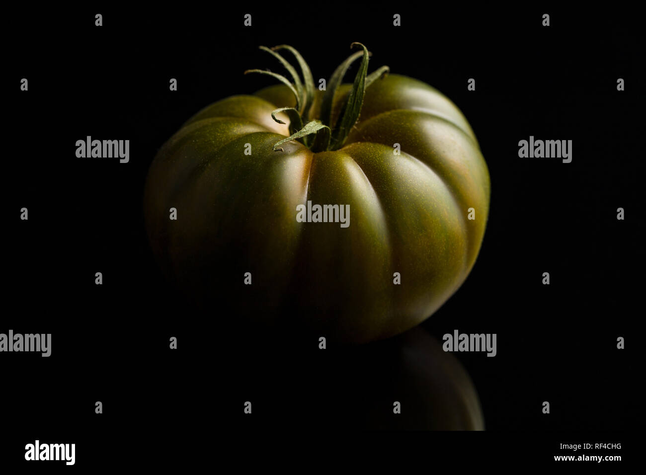 Dunkle brandywine Tomate auf schwarzem Hintergrund. Stockfoto