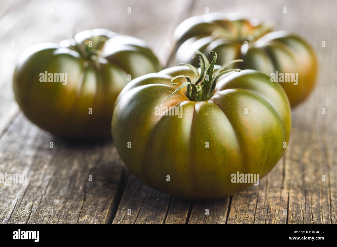 Dunkle brandywine Tomaten auf alten Holztisch. Stockfoto