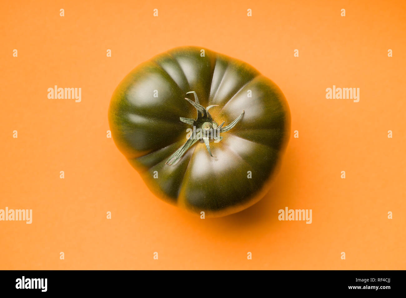 Dunkle brandywine Tomate auf farbigen Hintergrund. Ansicht von oben. Stockfoto