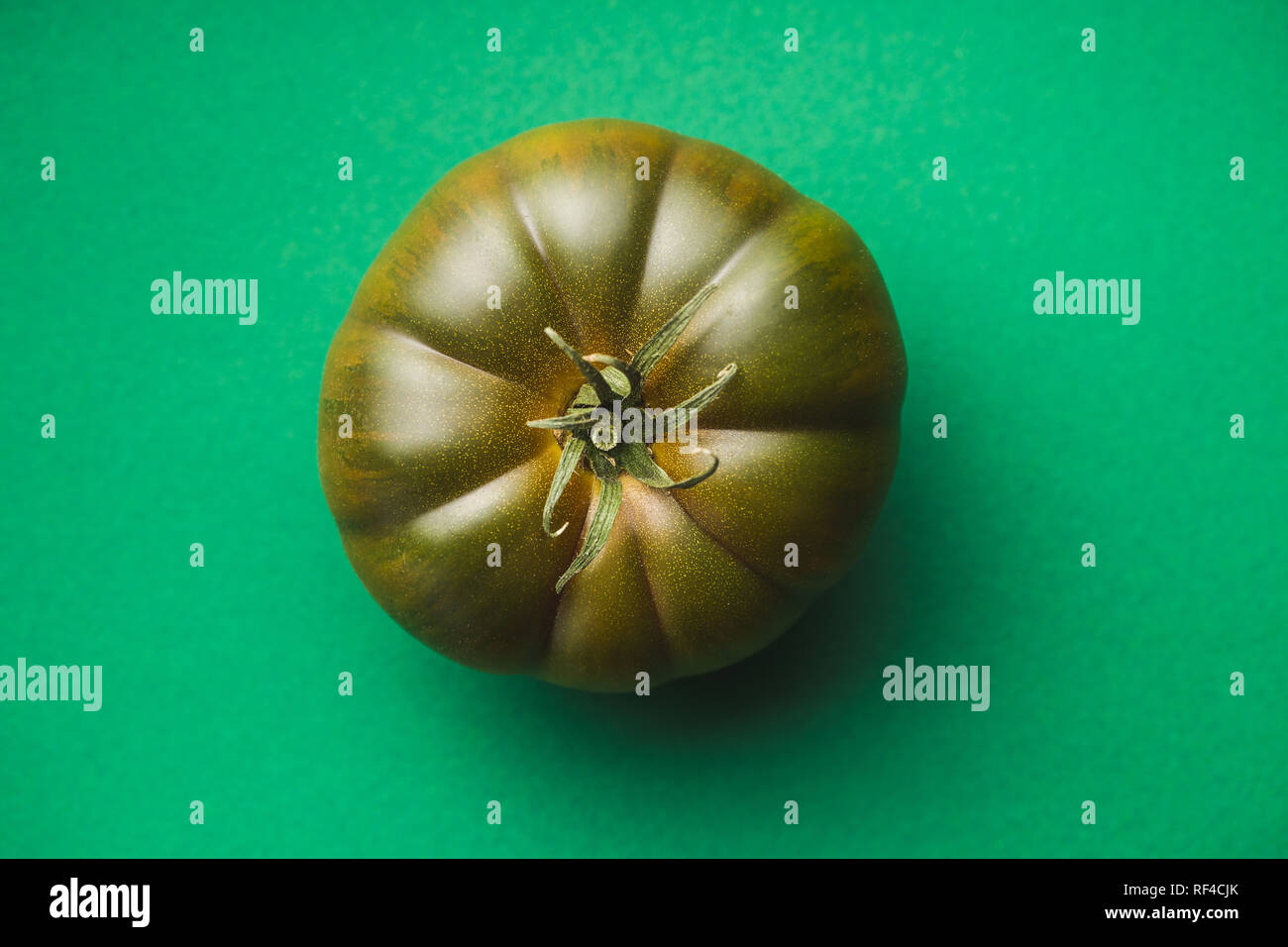 Dunkle brandywine Tomate auf farbigen Hintergrund. Ansicht von oben. Stockfoto