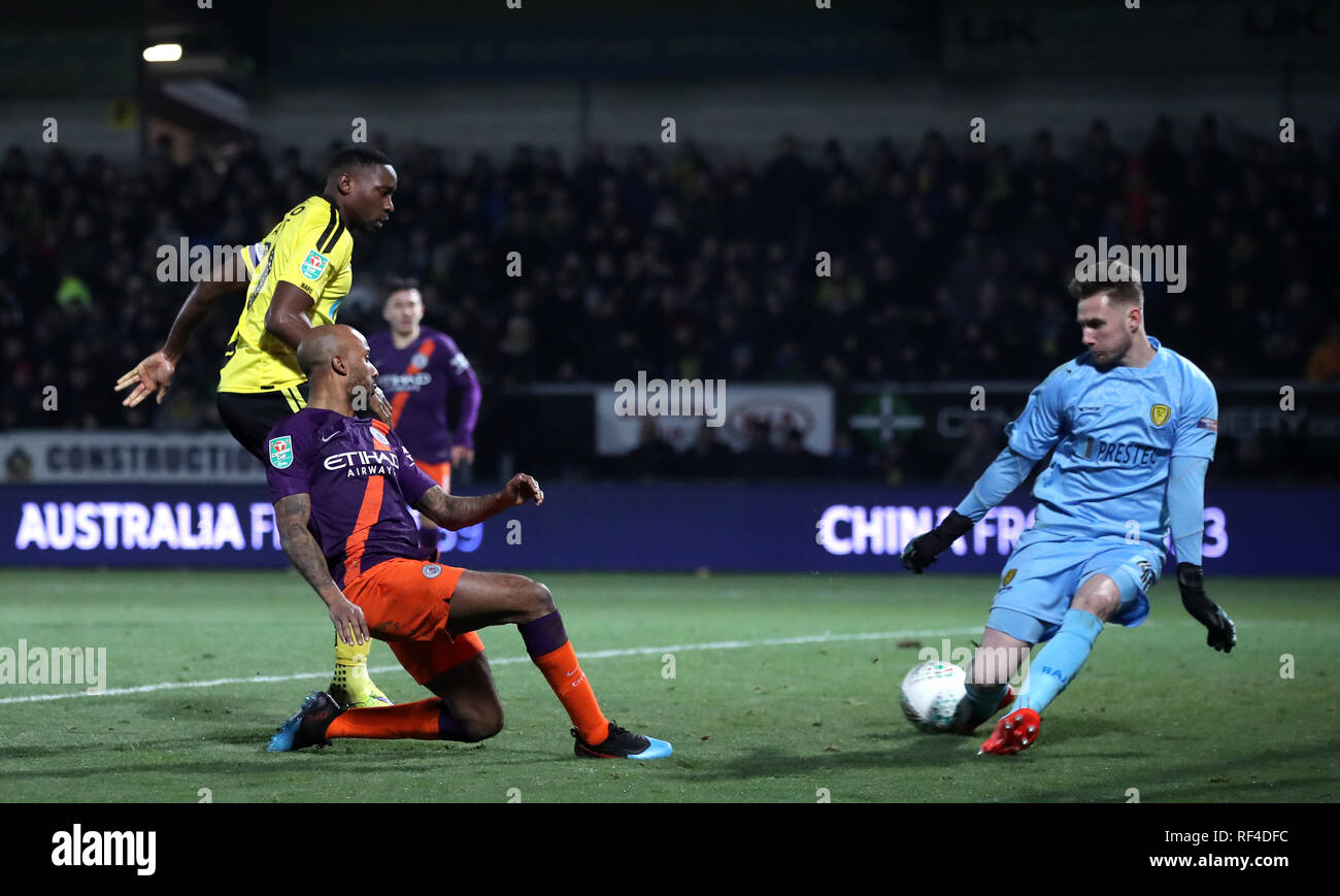 Der buront Bradley Collins speichert von Manchester City Fabian Delph während der carabao Cup Halbfinale, zweite Bein Gleiches an die Pirelli Stadium, Burton. Stockfoto