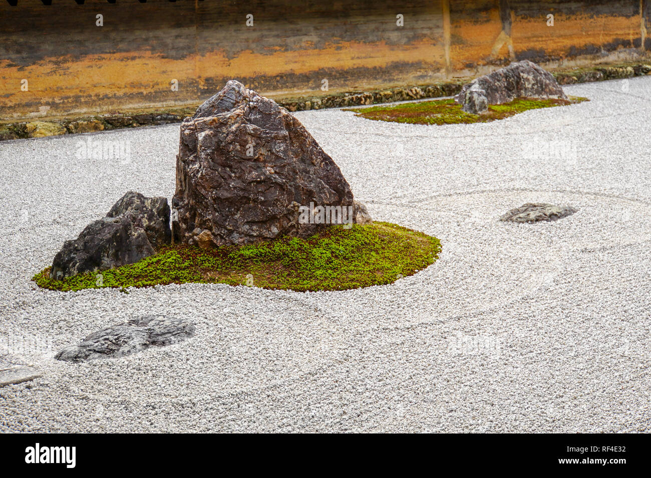 Japan, Kyoto, Zen Garten an der zen-buddhistischen Tempel Kinkaku-ji (Tempel des Goldenen Pavillon), aka Rokuon-ji (Hirschgarten Tempel) Stockfoto