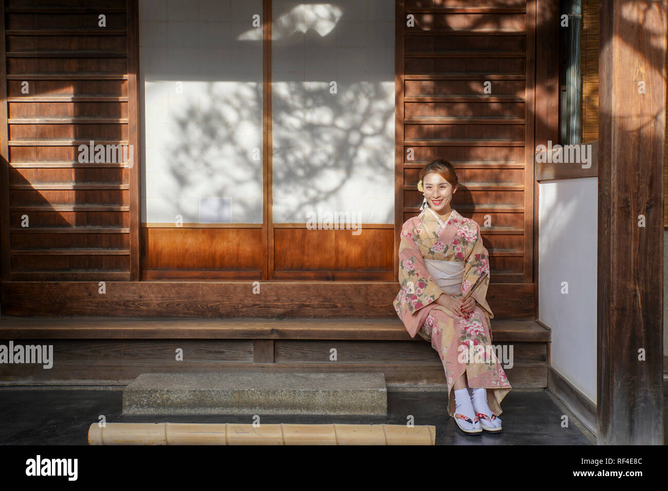 Junge lächelnde Japanerinnen in traditionellen Kimonos Kleider. Stockfoto