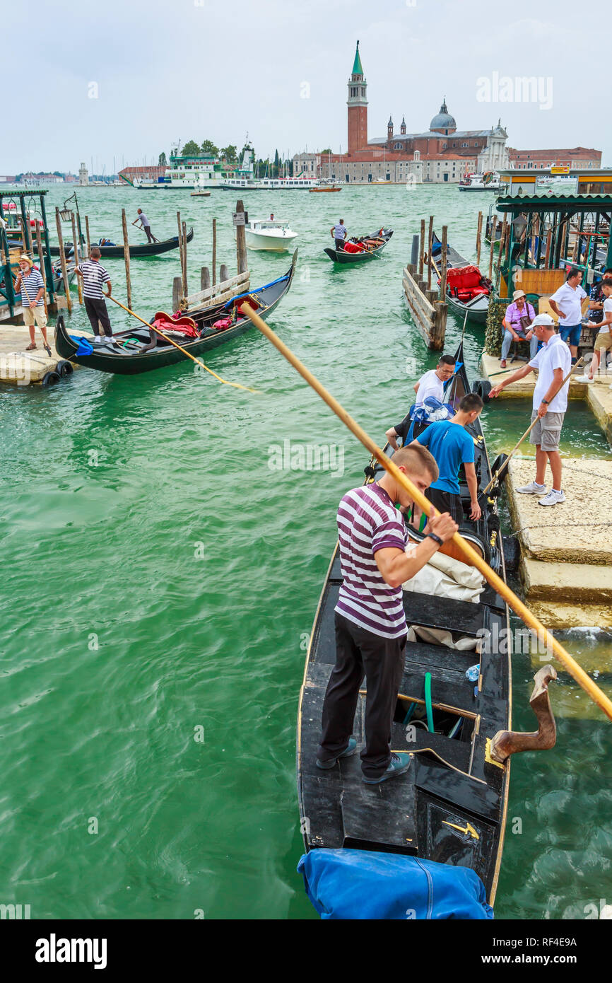 Gondeln und die Insel San Giorgio Maggiore. St Mark's Square. Venedig, Italien. Europa. Stockfoto