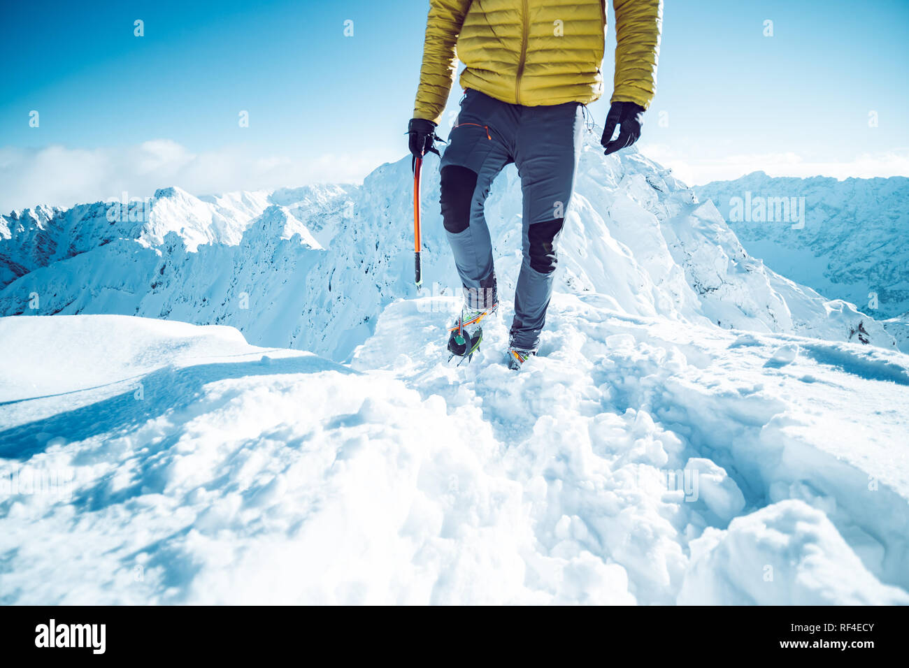 Ein Bergsteiger aufsteigend ein Berg im Winter Stockfoto
