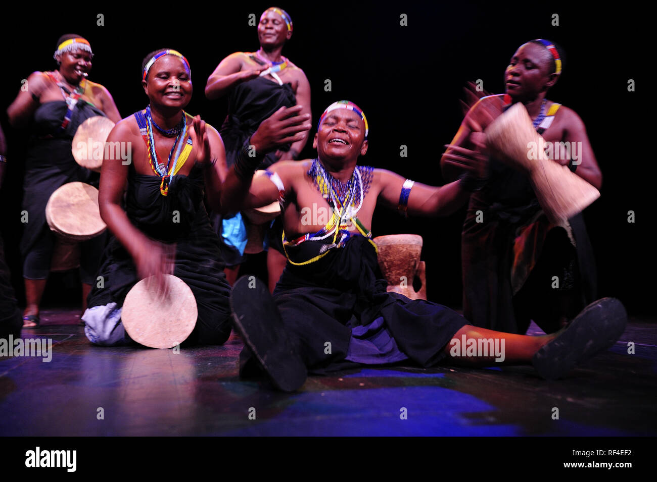 Maduma Frauen Drumming Group, Wagogo Stamm, Tansania, Afrika, Frauen pflegen den traditionellen Tanz und Musik Ritual ursprünglich von Männern durchgeführt. Stockfoto