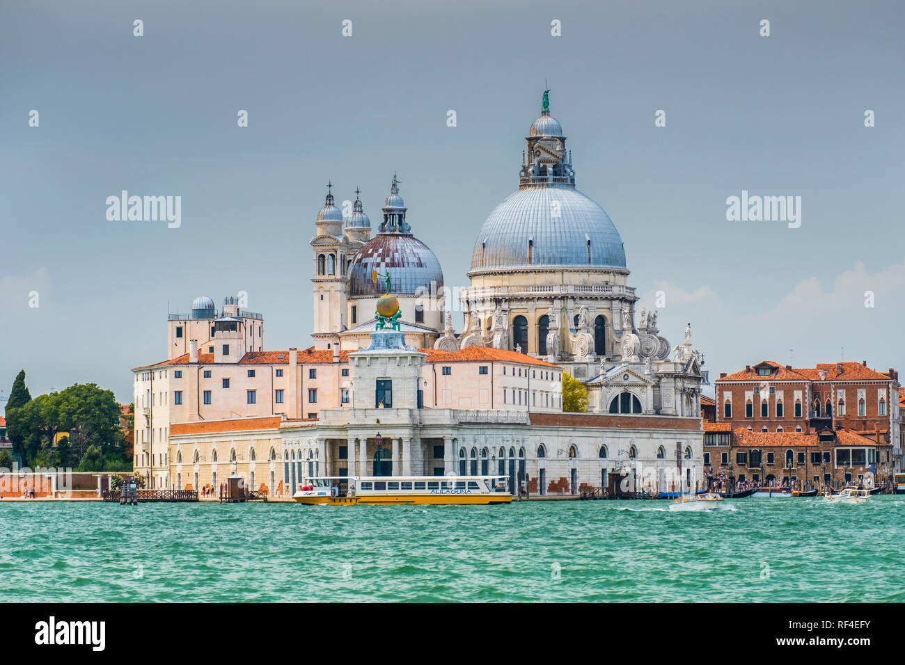 Santa Maria della Salute (Hl. Maria von Gesundheit) von Canale della Giudecca. Venedig, Italien. Europa. Stockfoto