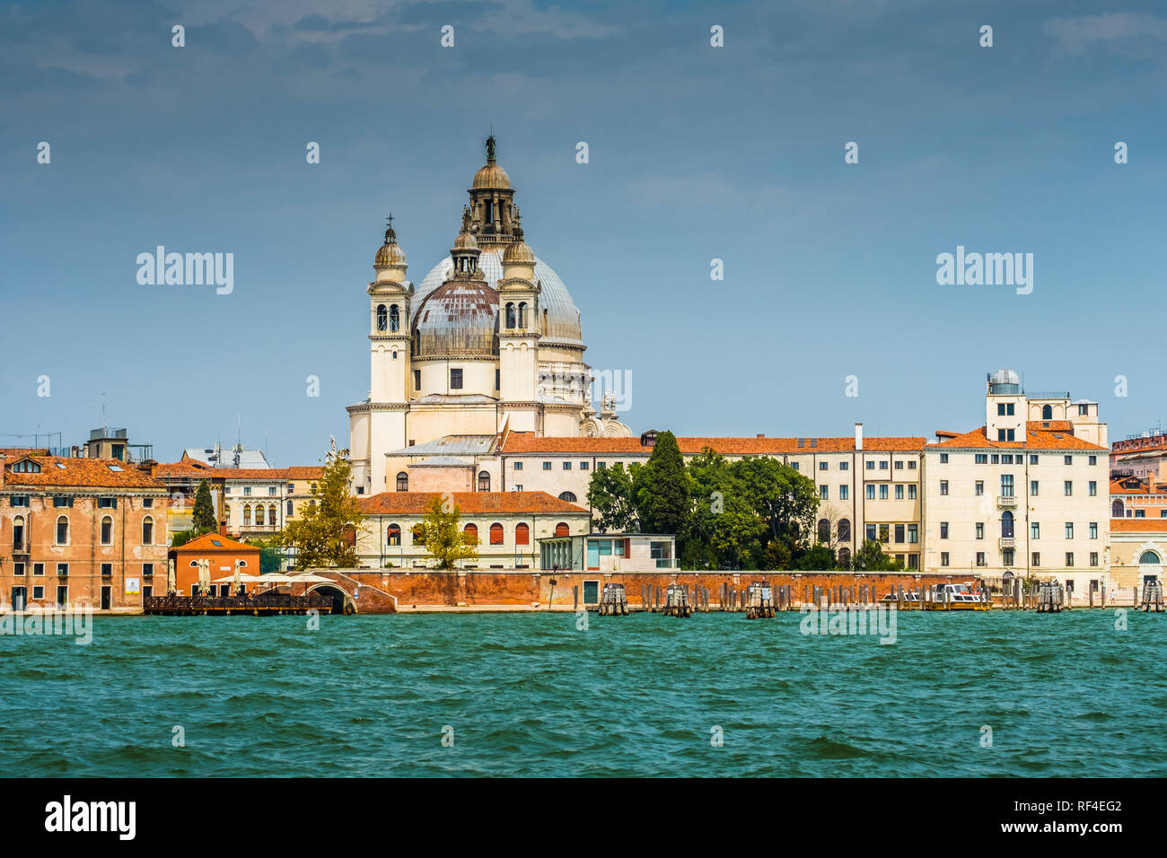 Santa Maria della Salute (Hl. Maria von Gesundheit) von Canale della Giudecca. Venedig, Italien. Europa. Stockfoto