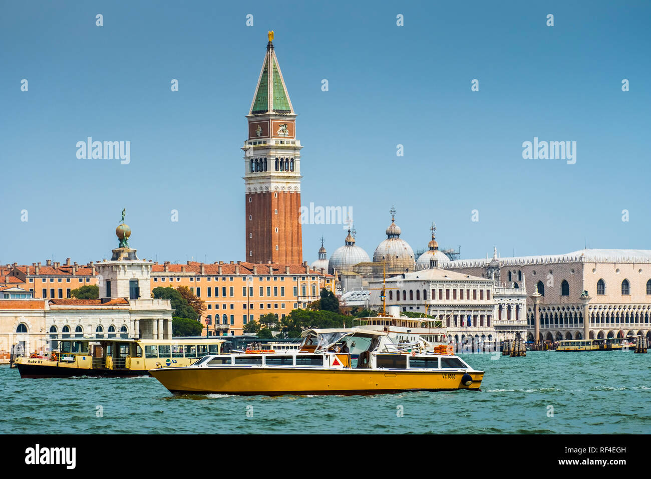 St Mark's Campanile von Canale della Giudecca. Venedig, Italien. Europa. Stockfoto