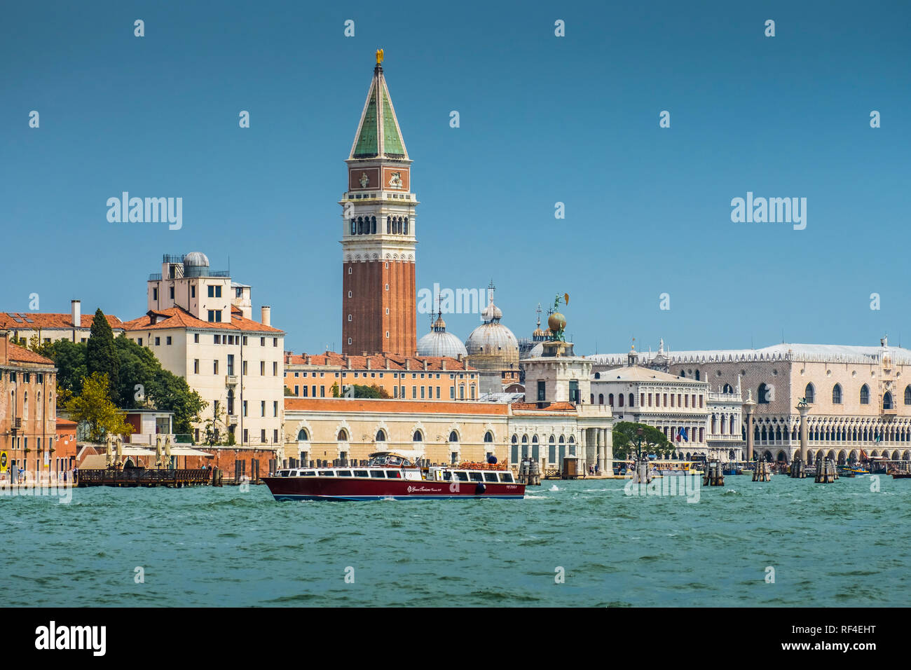 St Mark's Campanile von Canale della Giudecca. Venedig, Italien. Europa. Stockfoto