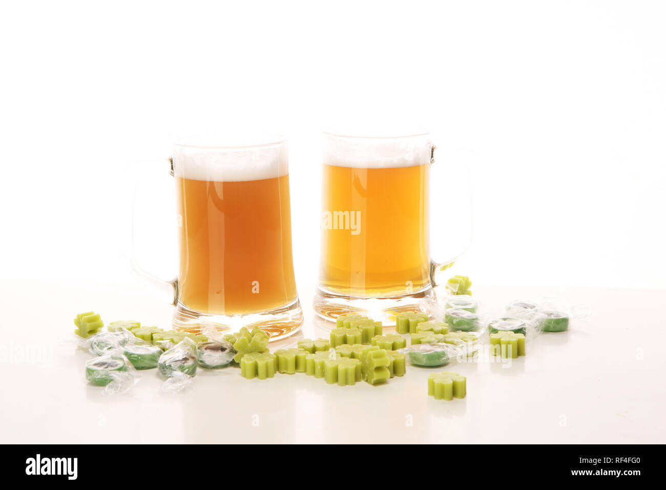 St Patricks Day mit Bier auf einen Tisch. Saint Feier mit Lucky shamrock Bonbon Stockfoto