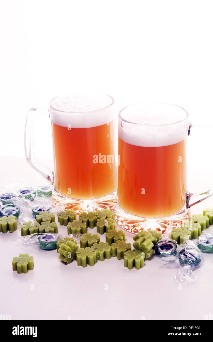 St Patricks Day mit Bier auf einen Tisch. Saint Feier mit Lucky shamrock Bonbon Stockfoto