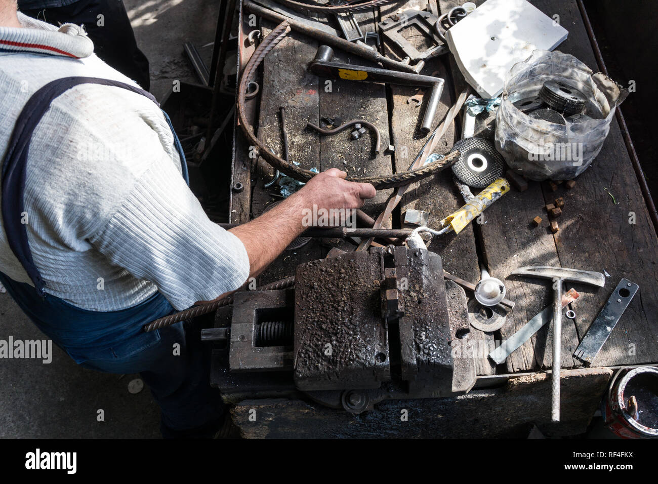 Schmied, schmiedeeisernen mit industriellen Bender Maschine für Metall biegen. Stockfoto