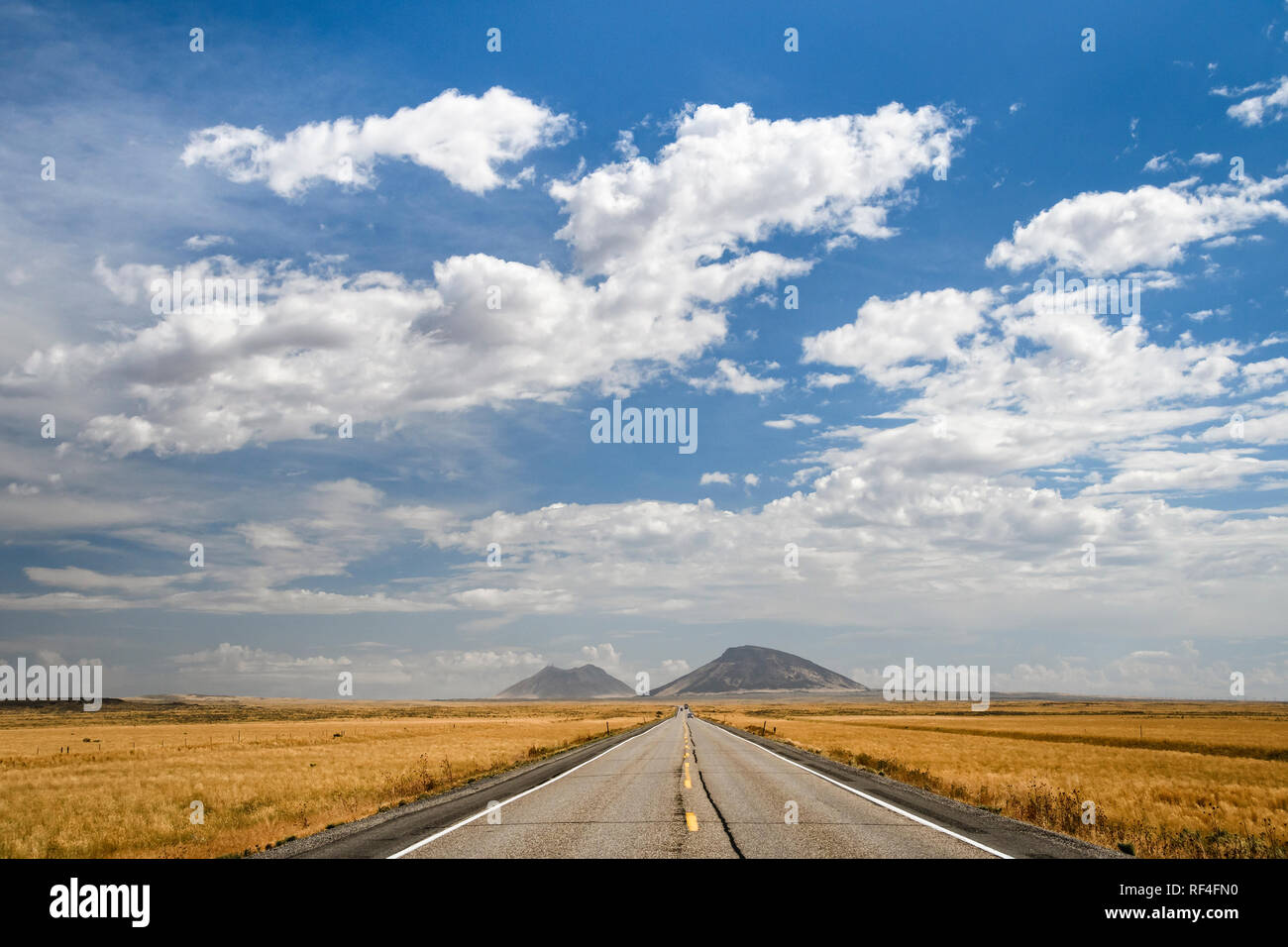 US Highway 20 mit großen Butte und Osten Butte in der Ferne Osten Idahos. Stockfoto