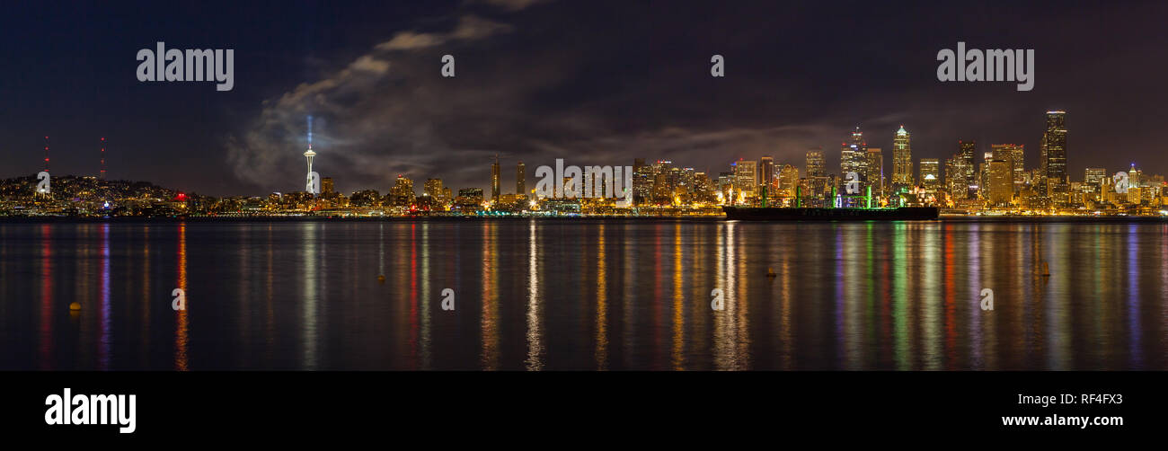 Die Skyline von Seattle - die bevölkerungsreichste Stadt im Pazifischen Nordwesten - wie gesehen, nach dem vierten Juli Feuerwerk am Lake Union vor über Stockfoto