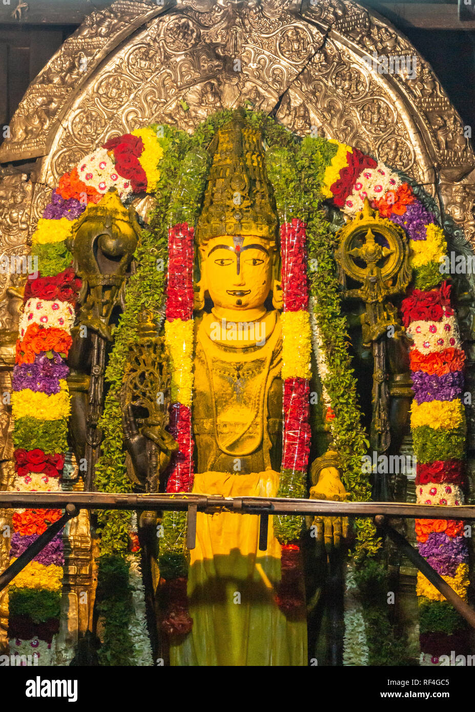 Belur, Karnataka, Indien - November 2, 2013: Chennakeshava Tempel. Nach dem Abisheka Zeremonie. Schwarze Statue des Gottes Vishnu, Kesava, angefeuchtet mit Milch ein Stockfoto