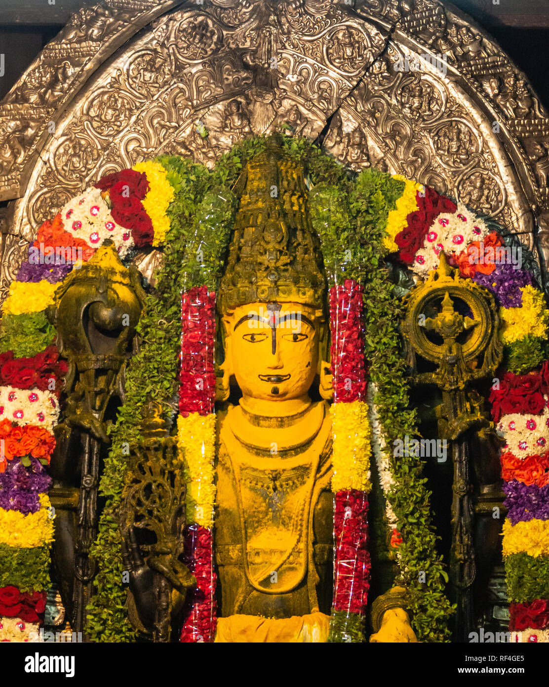 Belur, Karnataka, Indien - November 2, 2013: Chennakeshava Tempel. Nach dem Abisheka Zeremonie. Schwarze Statue des Gottes Vishnu, Kesava, angefeuchtet mit Milch ein Stockfoto