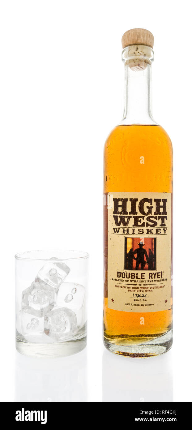 Winneconne, WI - 12. Januar 2019: eine Flasche hoch West whiskey Doppel Roggen mit einem Glas Eis auf einem isolierten Hintergrund. Stockfoto