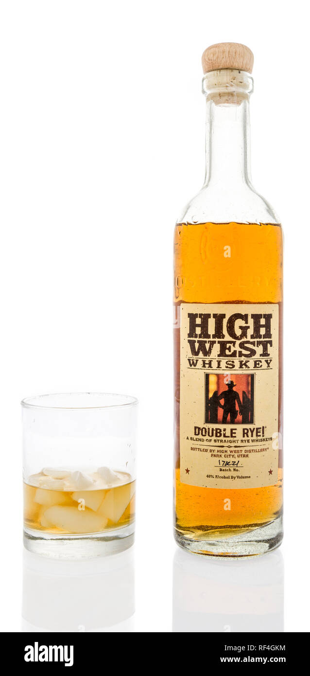 Winneconne, WI - 12. Januar 2019: eine Flasche hoch West whiskey Doppel Roggen mit einem Glas Eis und Whiskey im Glas auf einem isolierten Hintergrund. Stockfoto