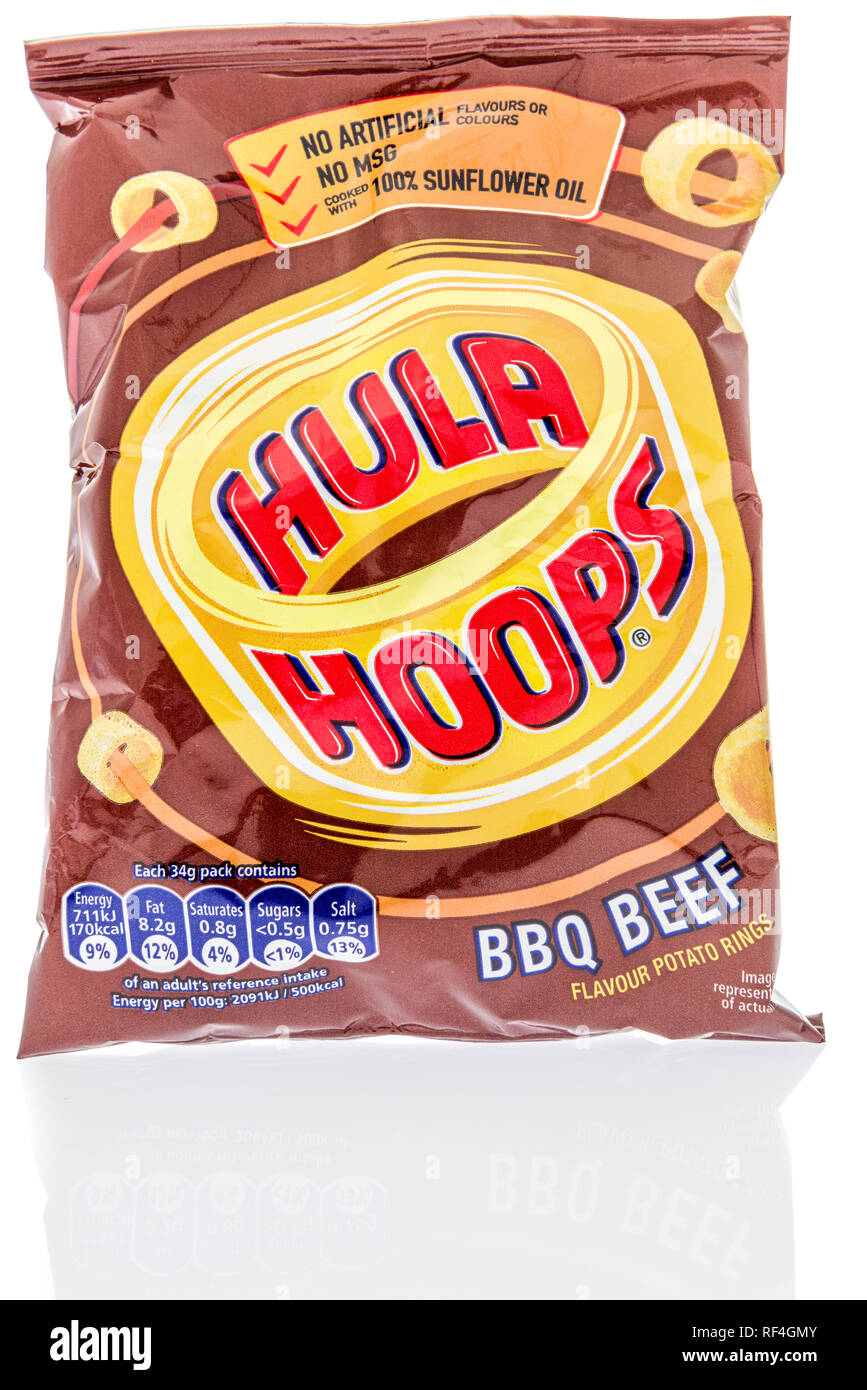 Winneconne, WI - 20. Januar 2019: Eine Tasche von Hula Hoops Kartoffel Ringe in BBQ Beef Flavour auf einem isolierten Hintergrund. Stockfoto