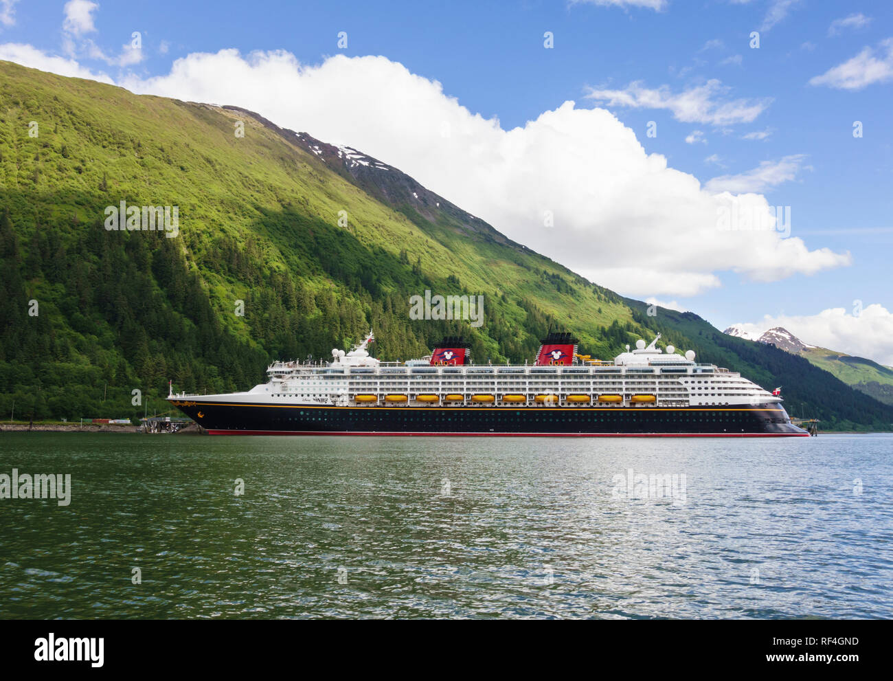 Die Walt Disney Company Kreuzfahrtschiff Wunder in Gastineau Kanal, Juneau, Alaska, United States Stockfoto