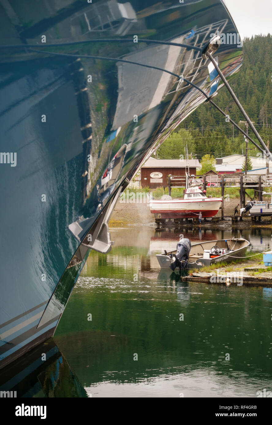 Kleine Fischerboote und massive Yachten teilen den Hafen in der kleinen Stadt Hoonah, Alaska, United States Stockfoto