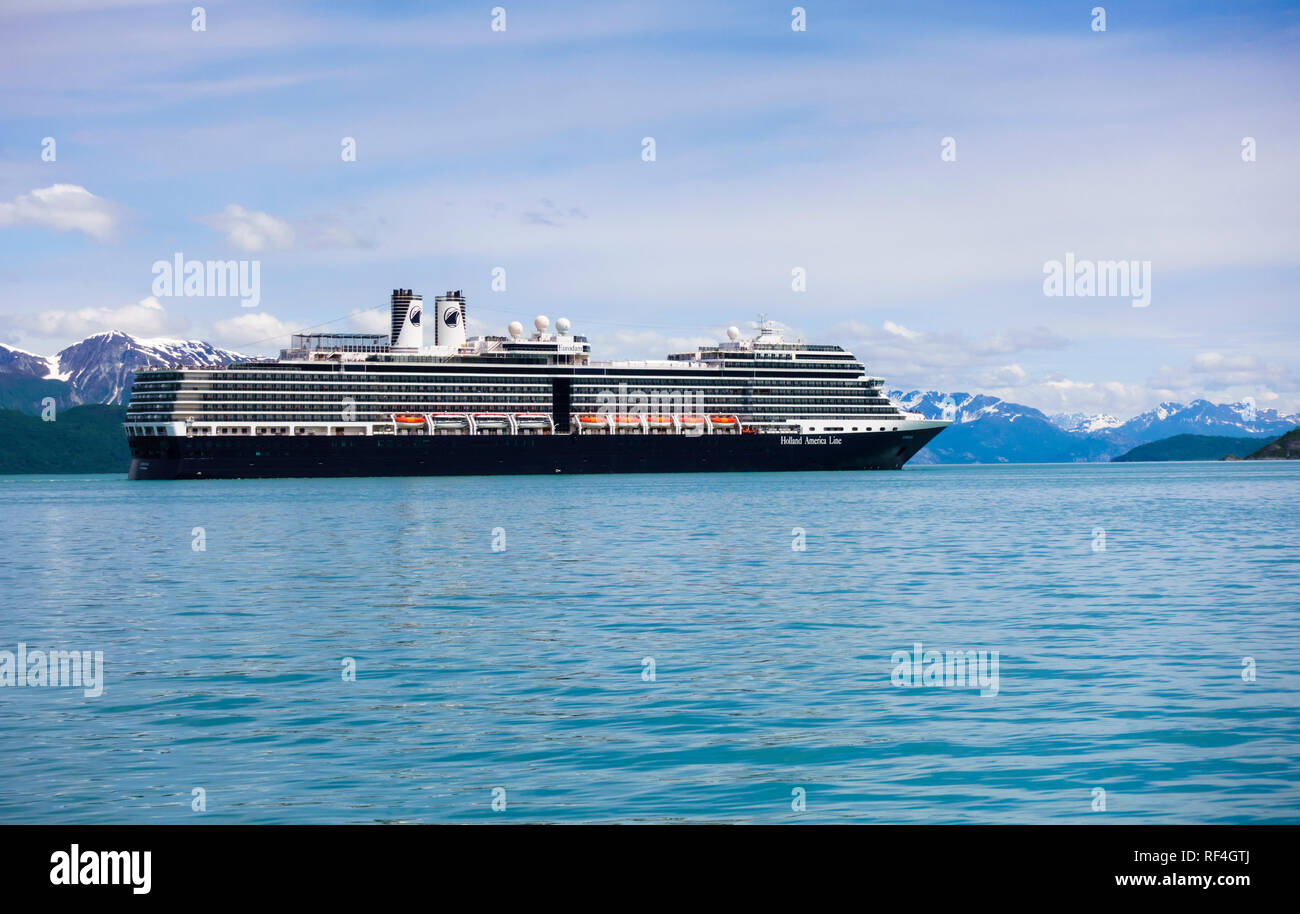 Der Holland America Line Kreuzfahrtschiff Eurodam im Glacier Bay National Park, Alaska, USA. Stockfoto