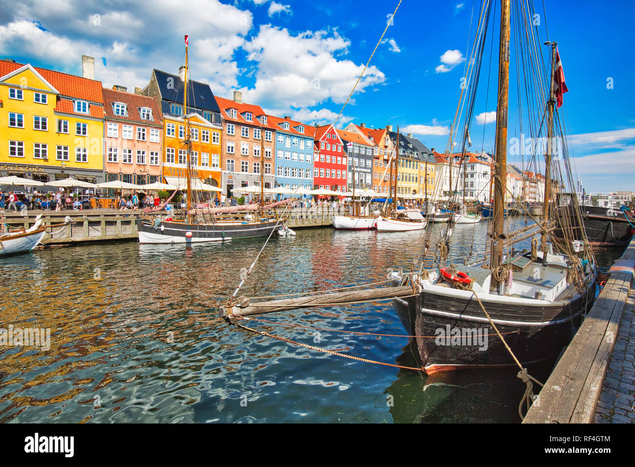 Kopenhagen, Dänemark - 2 August, 2018: Die berühmten Nyhavn (neuer Hafen) Bay in Kopenhagen, einem historischen 17. Jahrhundert europäischen Waterfront mit bunten Gebäude. Stockfoto