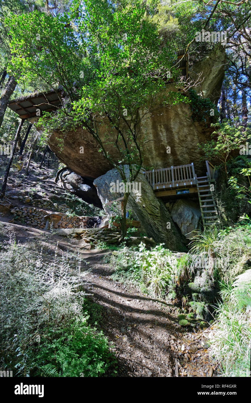 Untere Bratrost Tierheim, Kahurangi National Park, Neuseeland. Schlafen unter dem Schutz eines grossen Felsen. Stockfoto