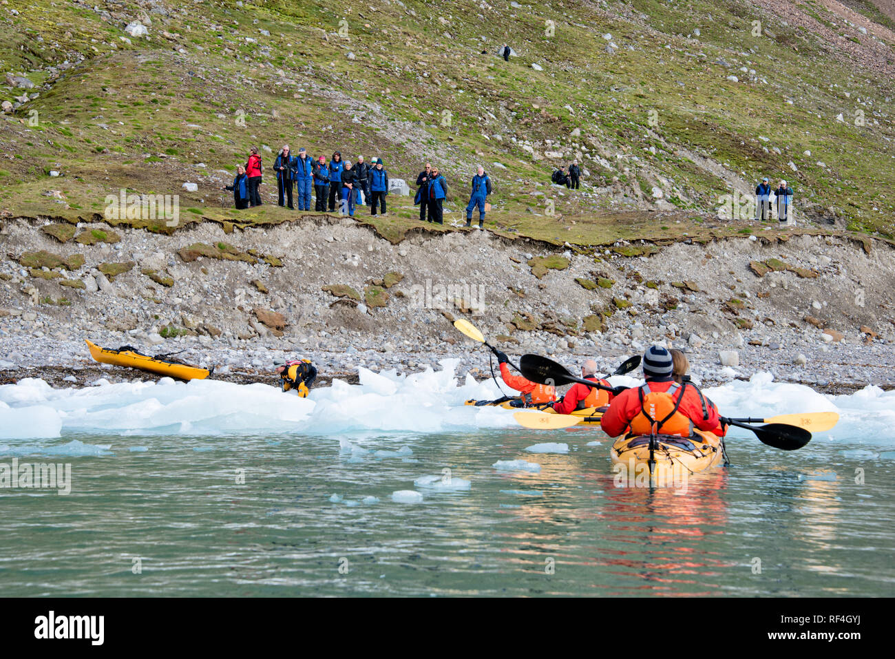 SVALBARD, Norwegen - Kajaktouristen erkunden das eisige Wasser und die unberührten Landschaften der Arktis rund um Svalbard. Diese einzigartige und abenteuerliche Form des Tourismus bietet ein Erlebnis aus nächster Nähe mit der arktischen Umgebung und zeigt die atemberaubende Schönheit und empfindliche Ökosysteme der Region. Stockfoto