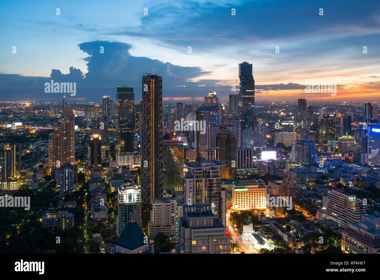 Modernes Gebäude im Geschäftsviertel von Bangkok in Bangkok City mit Skyline bei Nacht, Thailand. Stockfoto