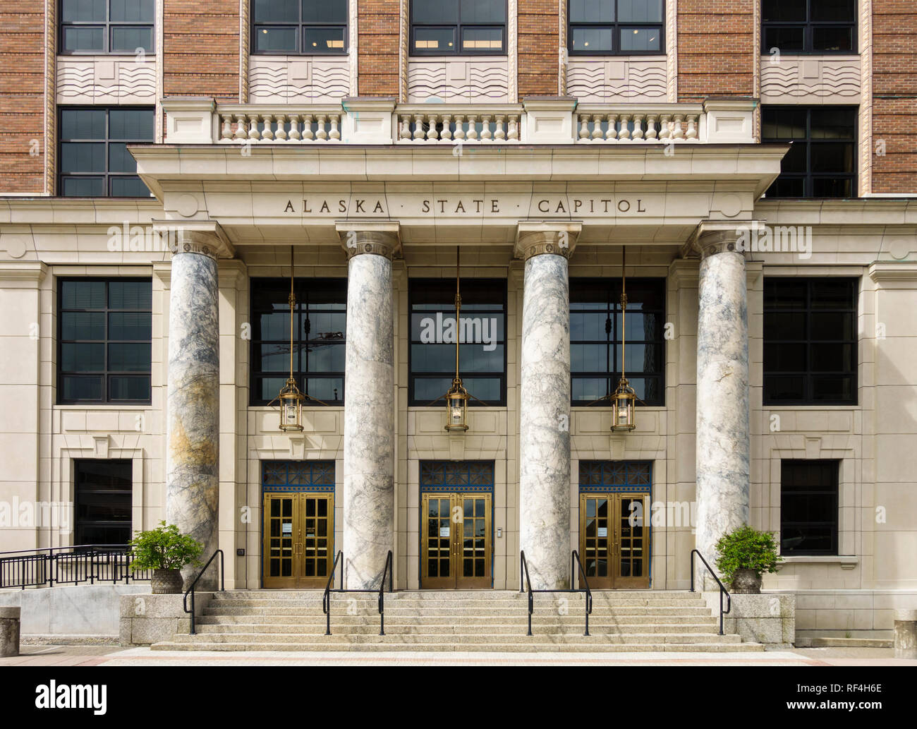 Vordere Türen Eingang Außenfassade der Alaska State Capitol Building mit Marmorsäulen, Juneau, Alaska, United States. Stockfoto