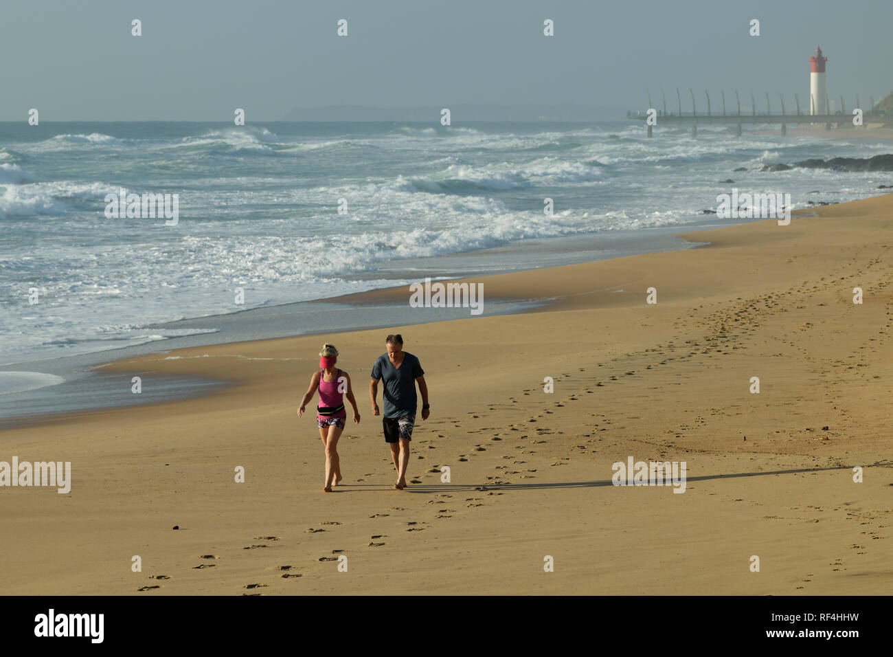Durban, KwaZulu-Natal, Südafrika, älteres Paar wandern in Umhlanga Rocks Beach, Senior, Paare Stockfoto