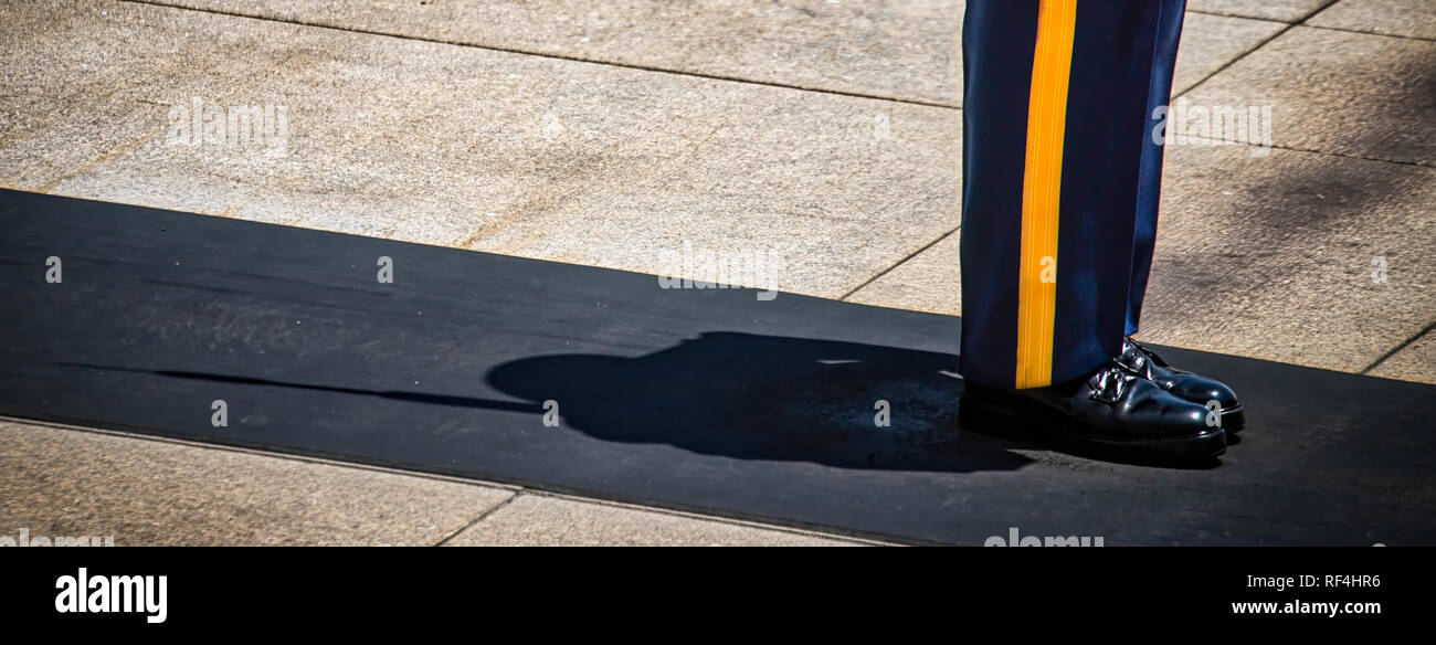 Der Schatten eines US Army Soldat stehend an Aufmerksamkeit, mit seinem Gewehr, auf Wache. Stockfoto