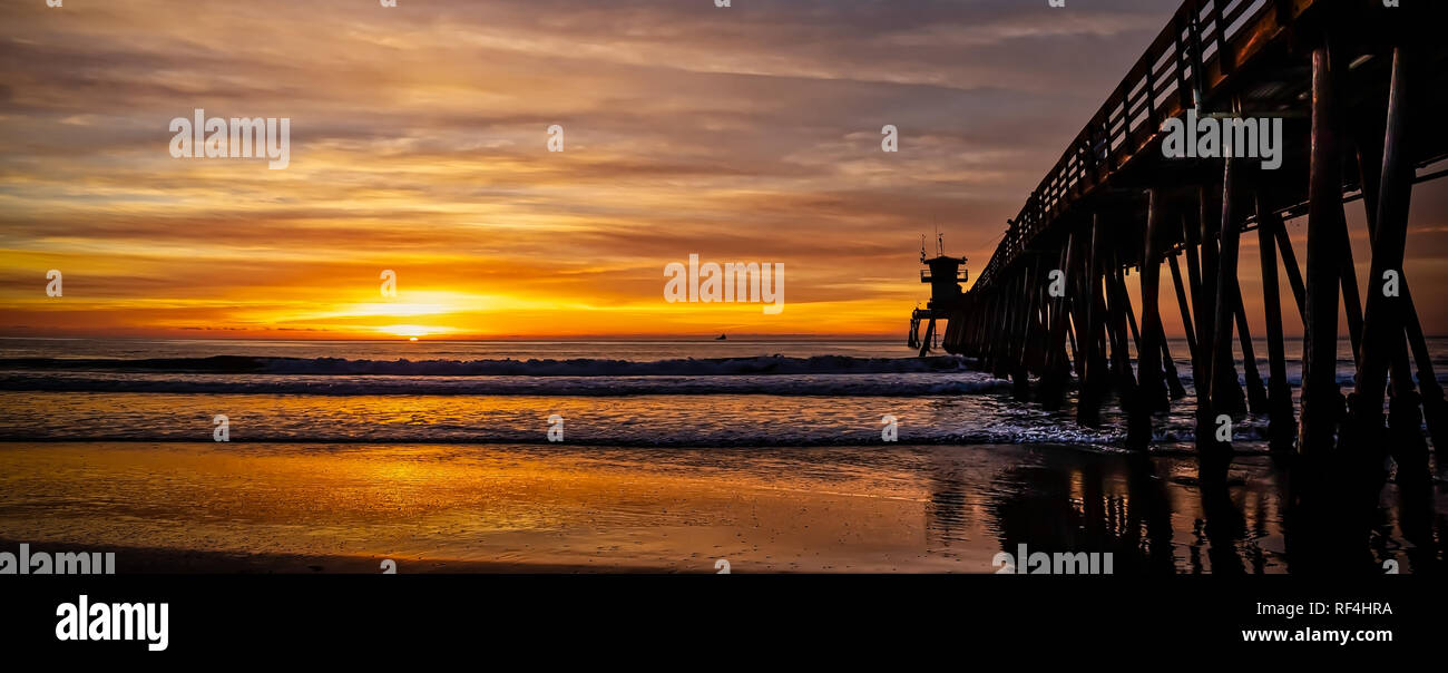 Die untergehende Sonne am Pier in Imperial Beach, Kalifornien. Stockfoto