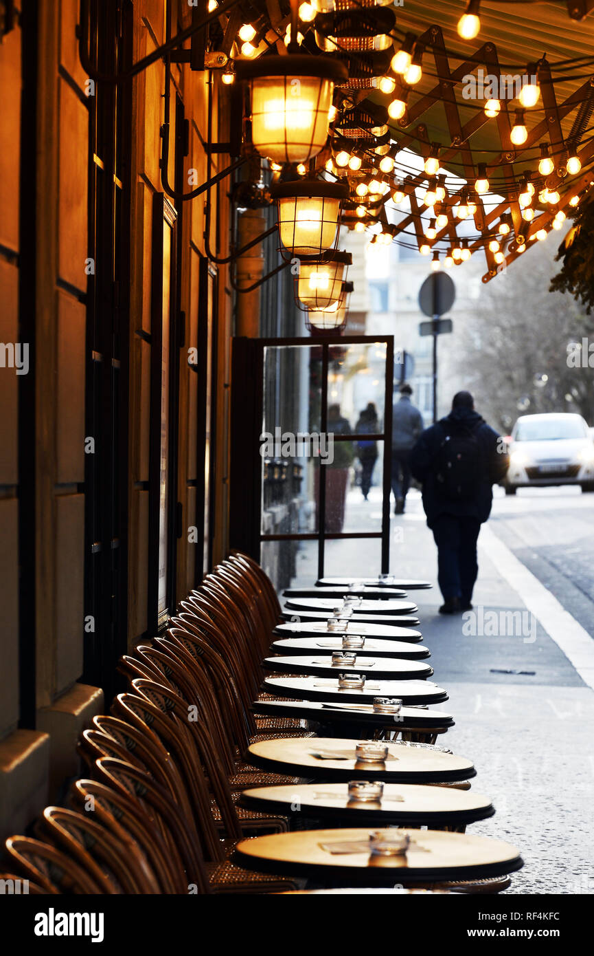 Beleuchtete Café-Terrasse in Paris - Frankreich Stockfoto