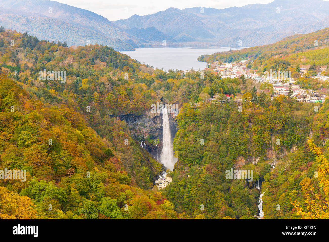 Kegon Falls und Chuzenji See im Herbst Blick auf Akechidaira Seilbahn Station, Nikko, Japan. Stockfoto