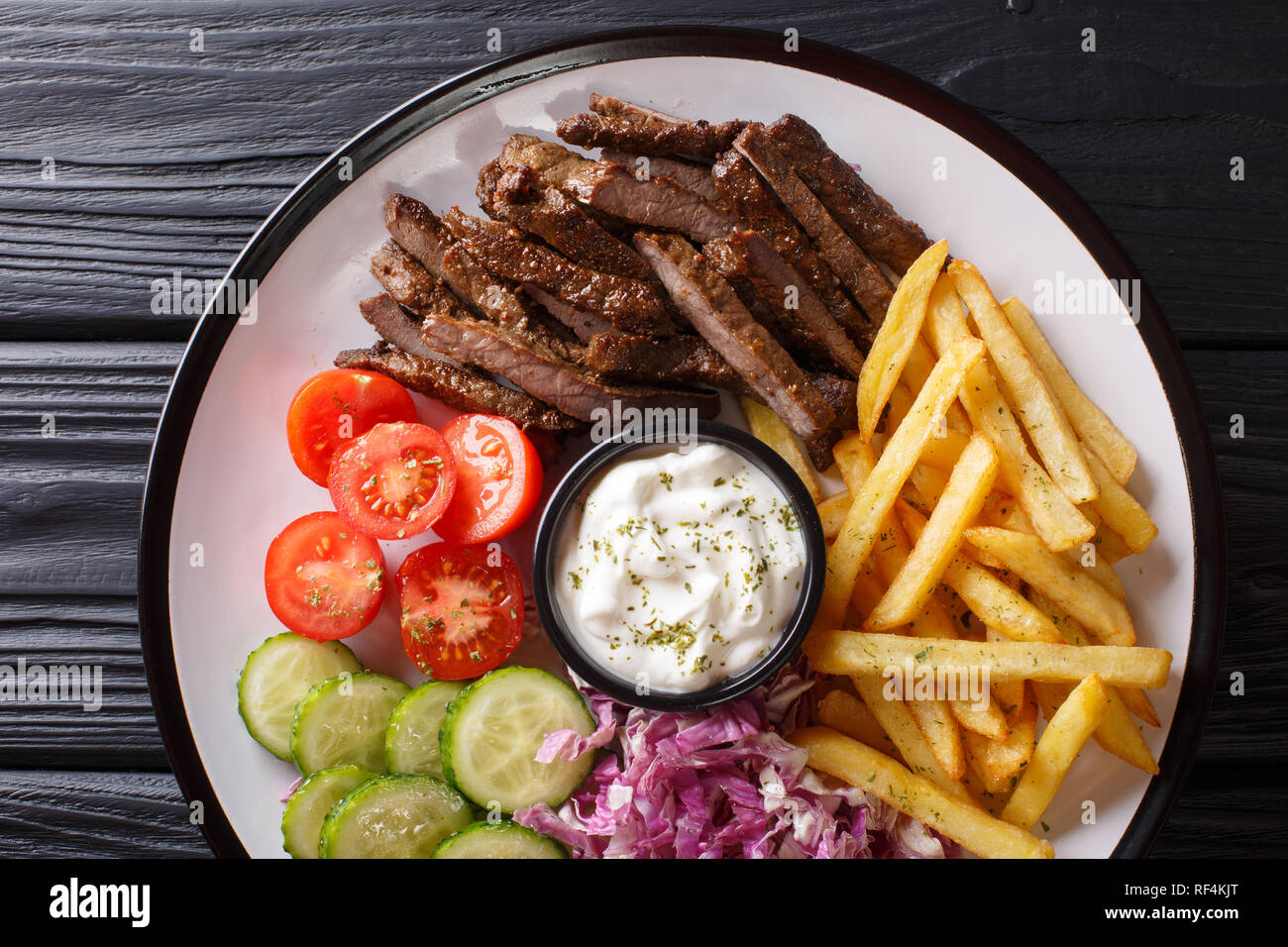 Kostliche Shawarma Schussel Mit Lamm Pommes Frites Gemuse Und Sauce Close Up Auf Einem Holztisch Horizontal Oben Ansicht Von Oben Stockfotografie Alamy