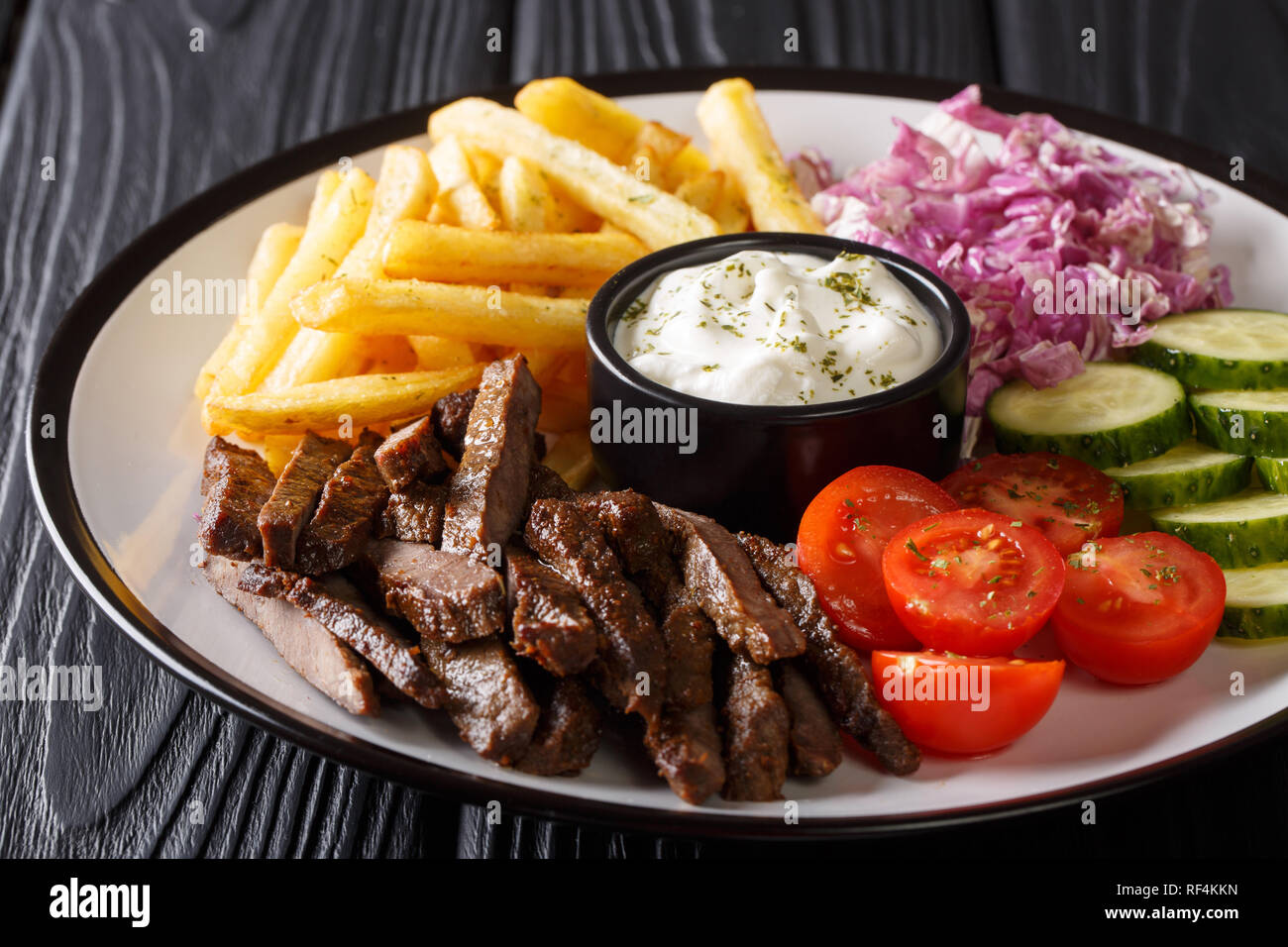 Kostliche Shawarma Schussel Mit Lamm Pommes Frites Gemuse Und Sauce Close Up Auf Einem Holztisch Horizontale Stockfotografie Alamy