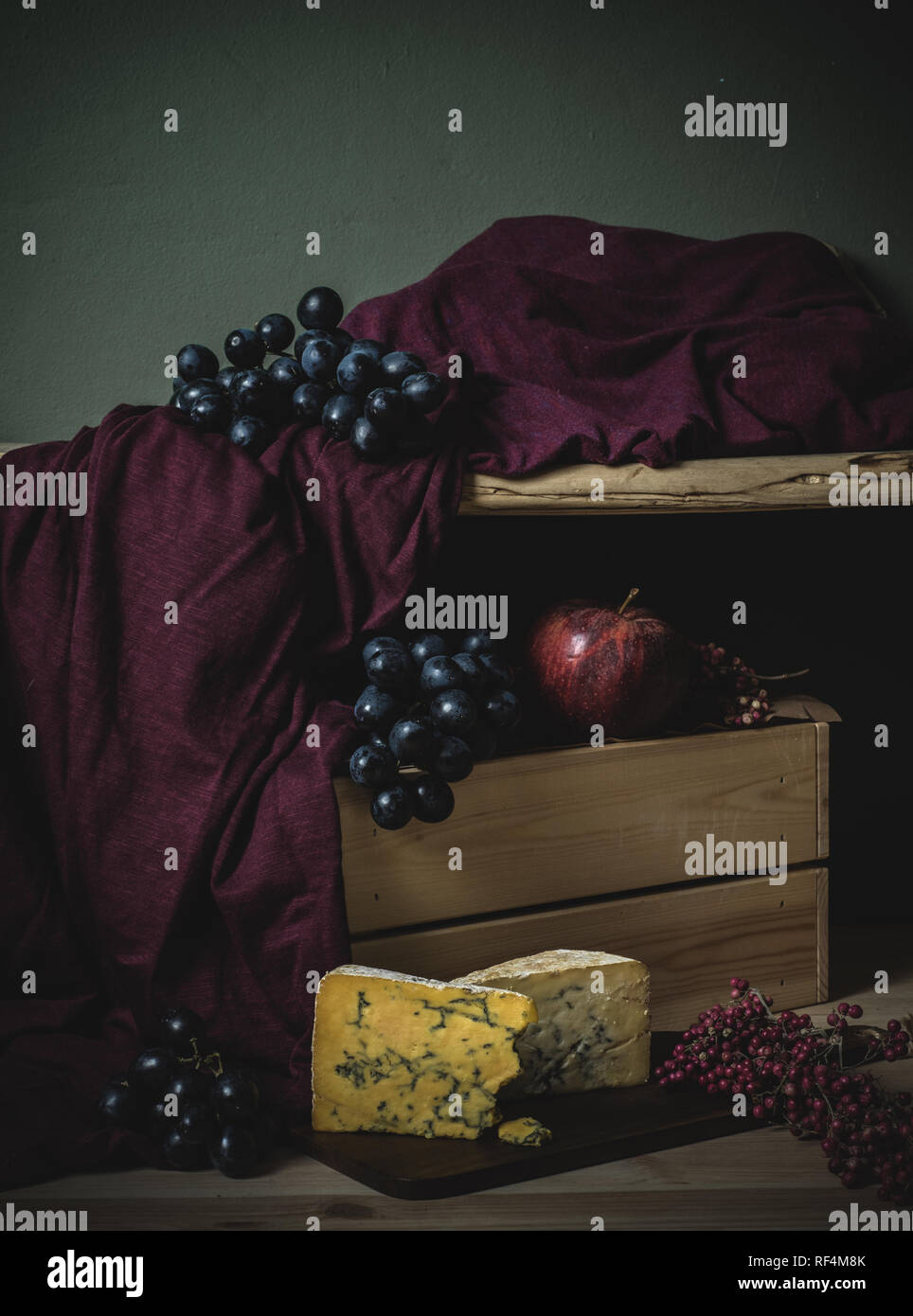 Käseplatte und Wein, Trauben, dunklen Essen Fotografie Stockfoto