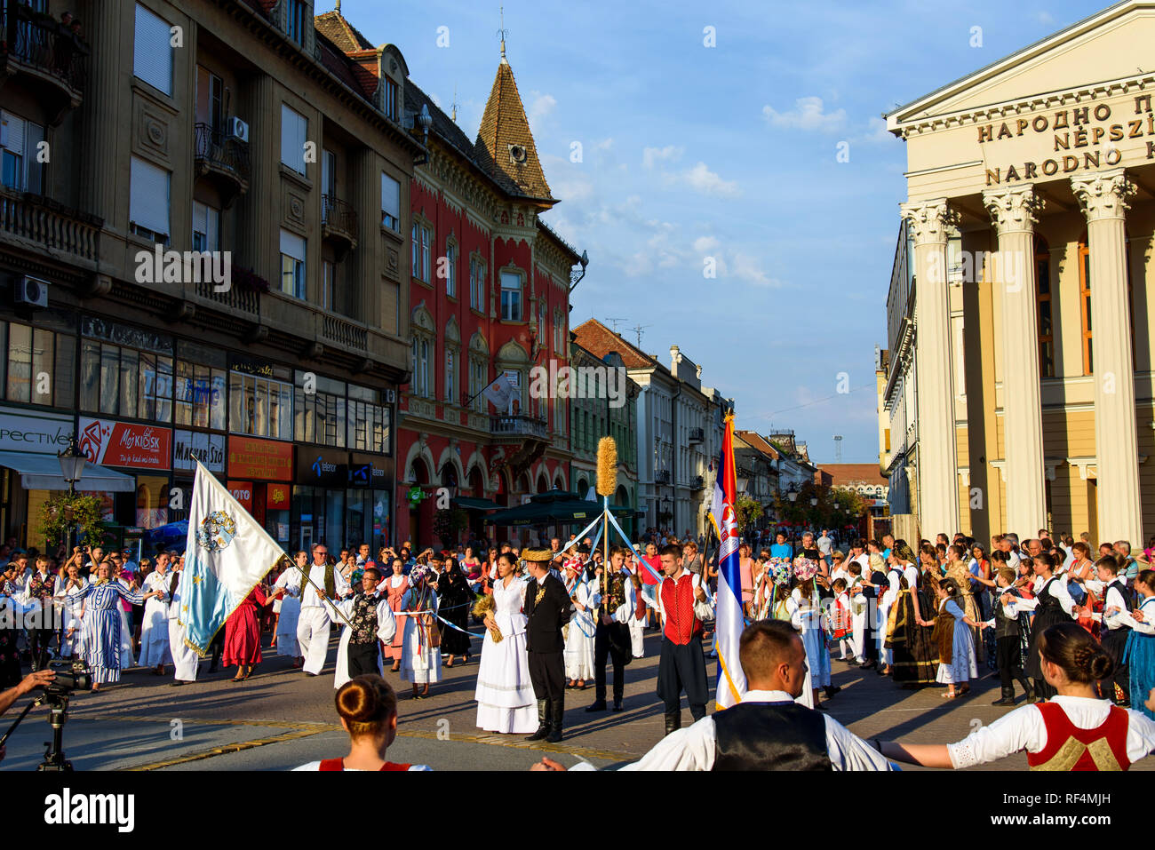 Subotica, Serbien - 15. August 2018: Subotica Hauptplatz mit vielen Einheimischen feiern neue Erntesaison Duzijance Tag Stockfoto
