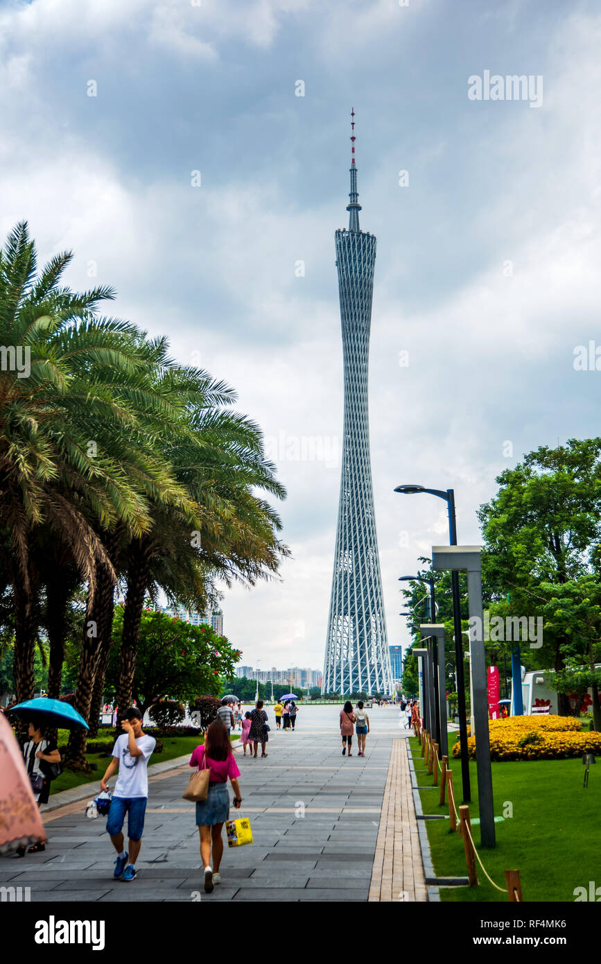 Guangzhou, China - 15. Juli 2018: Guangzhou Canton Tower mit Menschen zu Fuß auf dem Platz an einem bewölkten Tag Stockfoto