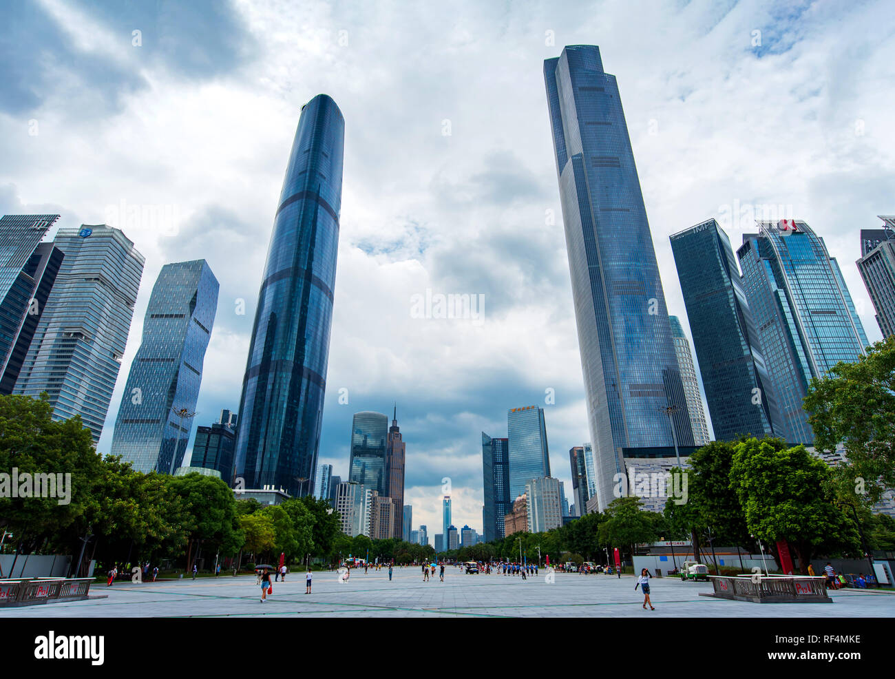 Guangzhou, China - 15. Juli 2018: Guangzhou Xiancun modernen Stadtzentrum mit Blick auf den modernen Wolkenkratzern und Menschen zu Fuß auf den Platz Stockfoto