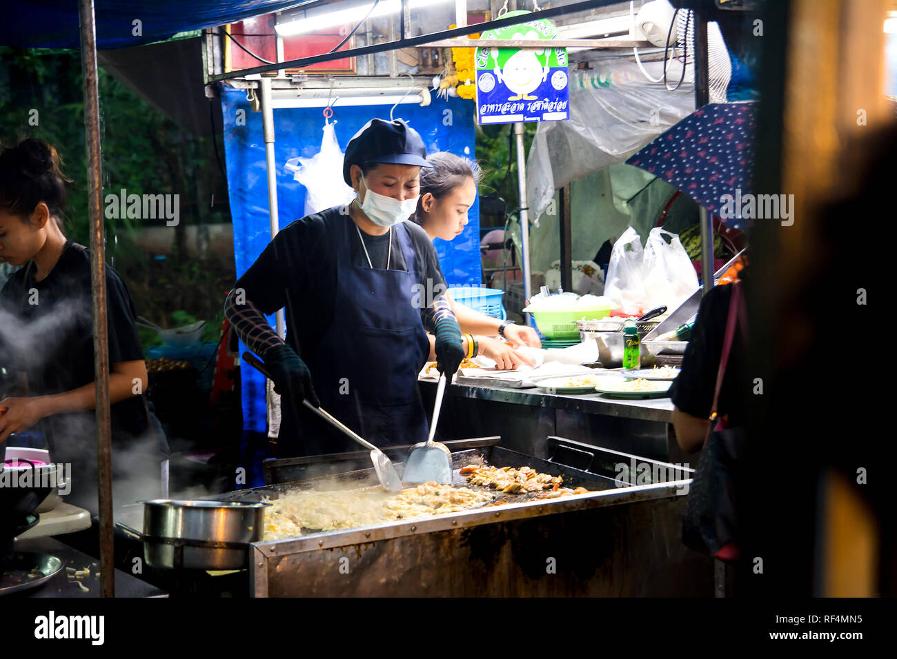 Bangkok, Thailand - 26. Oktober 2016: Frau Vorbereitung Thai Essen in einer Nacht Food Market in Bangkok. Stockfoto
