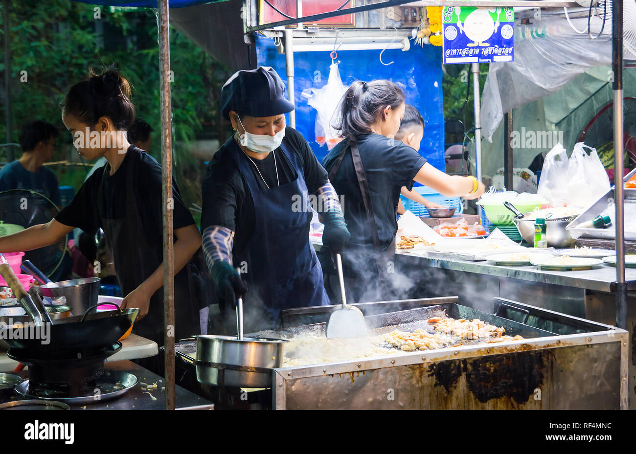 Bangkok, Thailand - 26. Oktober 2016: Frau Vorbereitung Thai Essen in einer Nacht Food Market in Bangkok. Stockfoto