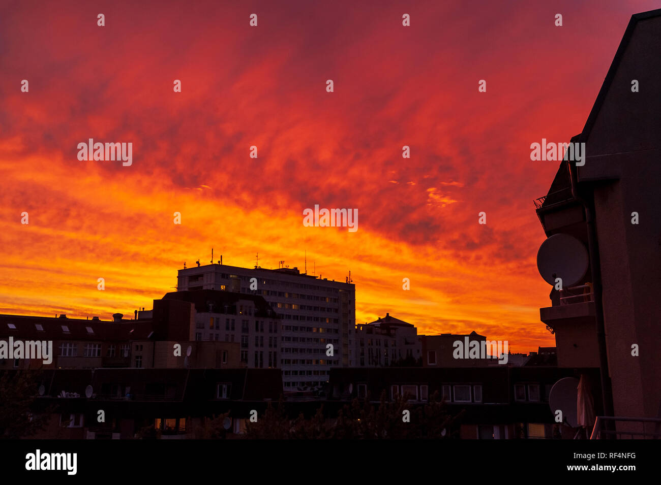 Dramatischer Sonnenuntergang auf städtischen Szene Stockfoto